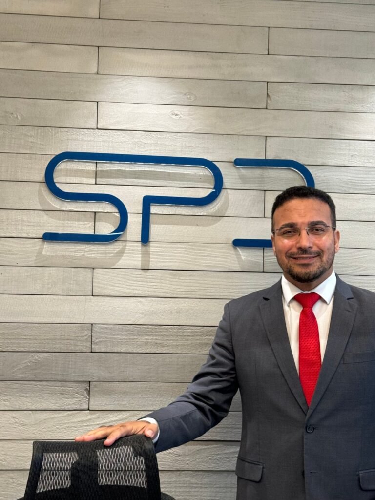 Sidnei Pedro Dias na entrada da SPD Advocacia