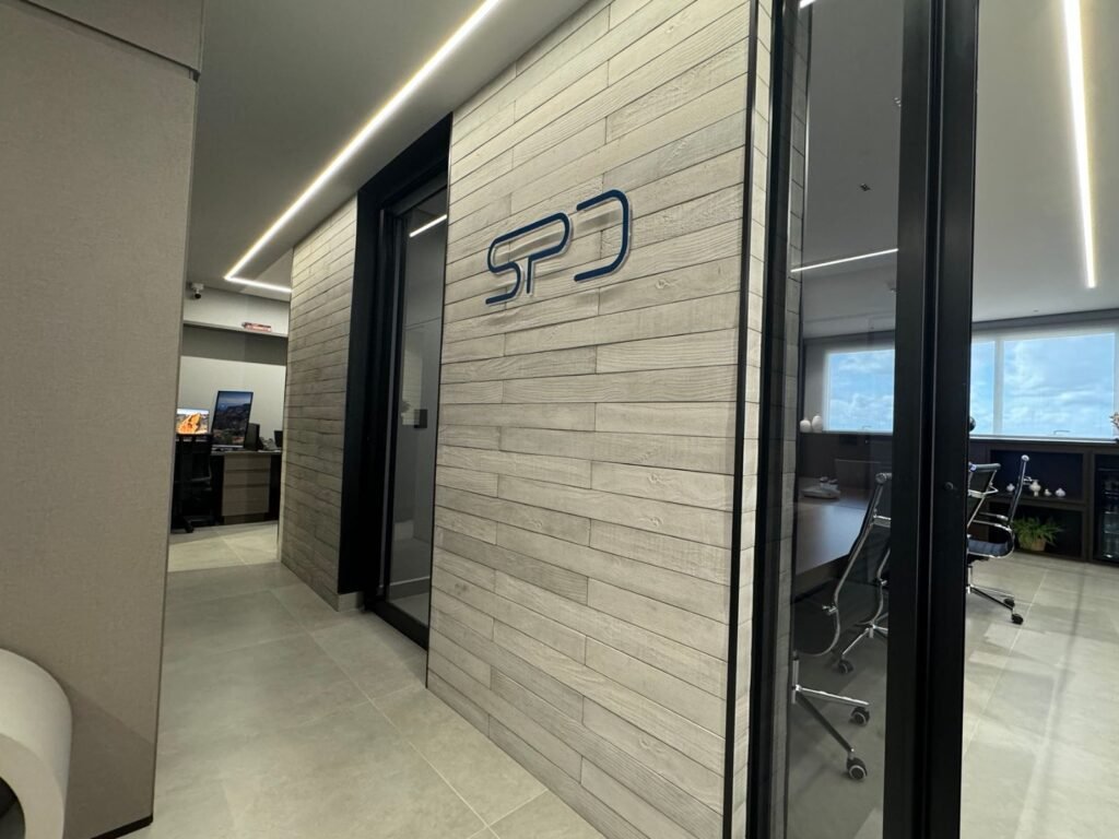 Entrada da SPD Advocacia, com o letreiro na parede