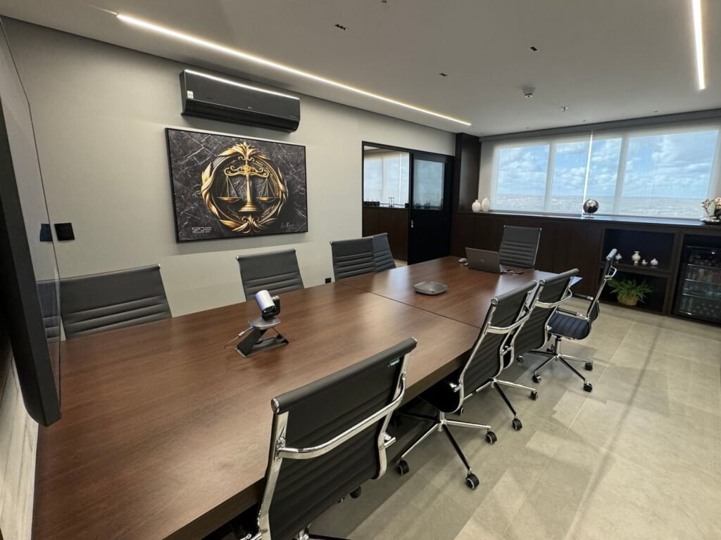Sala de reunião da SPD Advocacia, com vista para Anápolis-GO